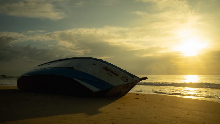arugambay-morning-boat