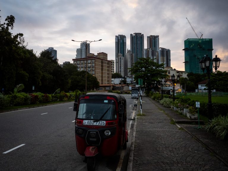 colombo-tuktuk-skyline