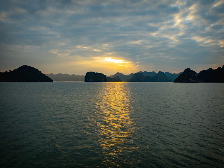 HalongBay-cloudy-sunset