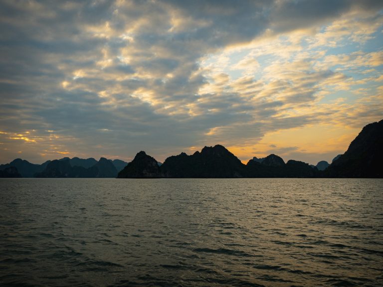 HalongBay-rocks-sunset