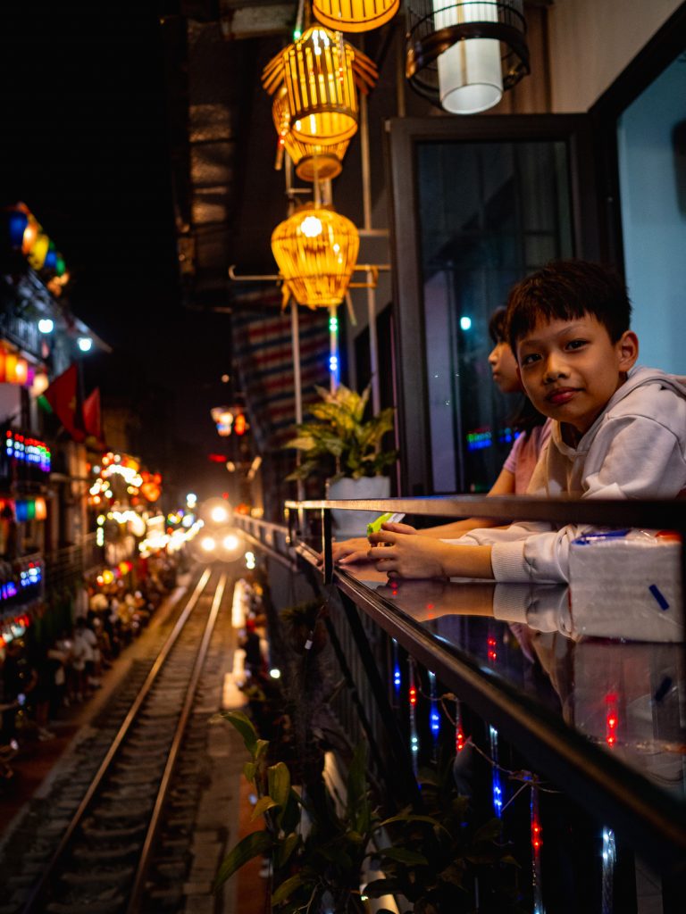 Hanoi-train-street
