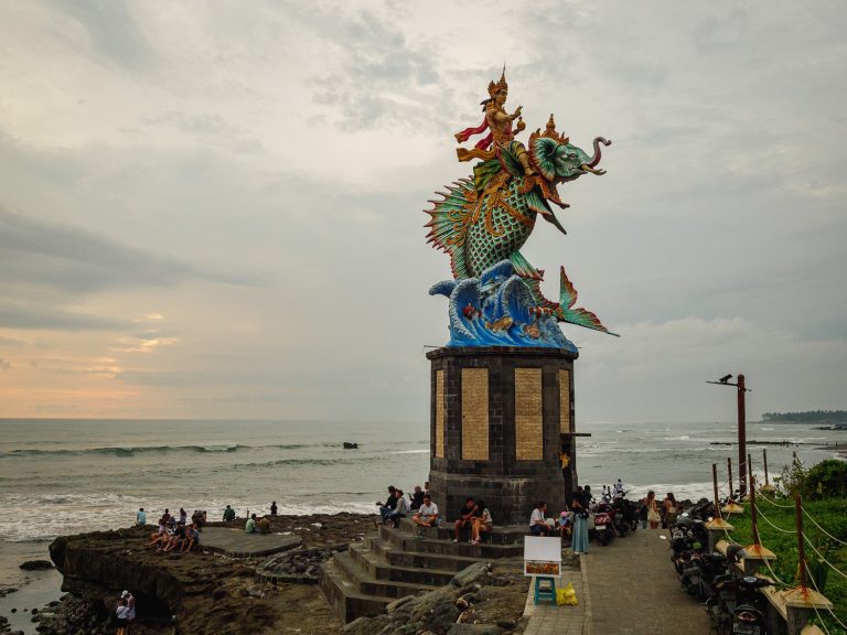 Bali-canggu-garuda-statue