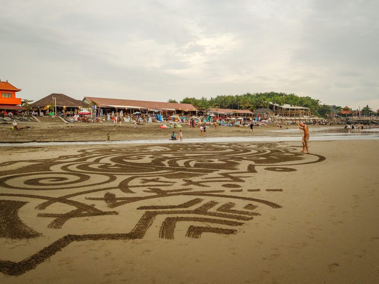 Bali-canggu-sand-artist