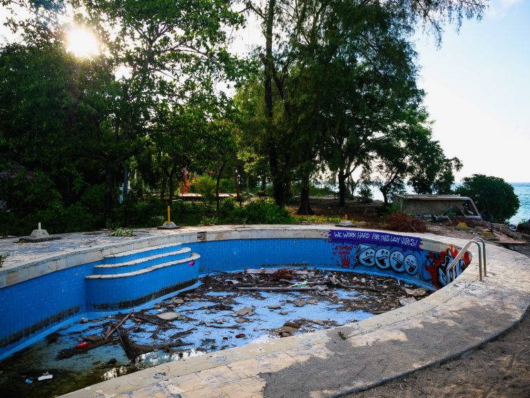 GiliAir-old-swimming-pool