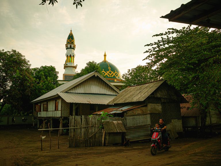 GiliAir-village-with-mosque