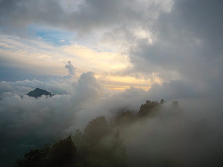 Lombok-crater-rim-clouds